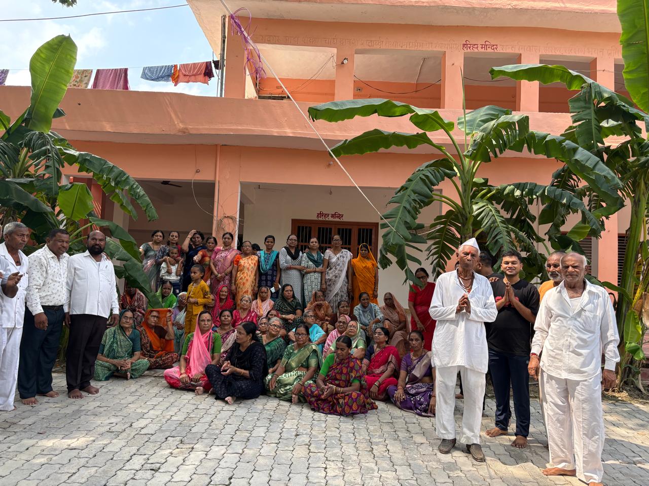 Devotees assembled in the courtyard before Harihar Mandir at Shri Kailas Dham Ashram — श्री कैलास धाम आश्रम के हरिहर मंदिर प्रांगण में एकत्र श्रद्धालुगण