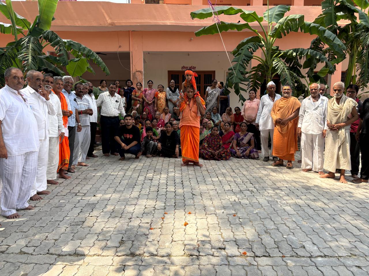 Janmashtami at Harihar Mandir — a young Batuk dressed as Govinda with devotees in the Ashram courtyard — हरिहर मंदिर में जन्माष्टमी — आश्रम प्रांगण में गोविंदा बने बटुक एवं श्रद्धालुगण