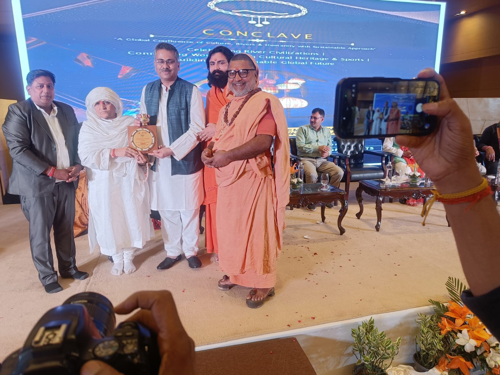 Guruji being honoured with a memento at the IFOR Conclave, New Delhi — IFOR कॉन्क्लेव, नई दिल्ली में स्मृति चिह्न से सम्मानित होते गुरुजी