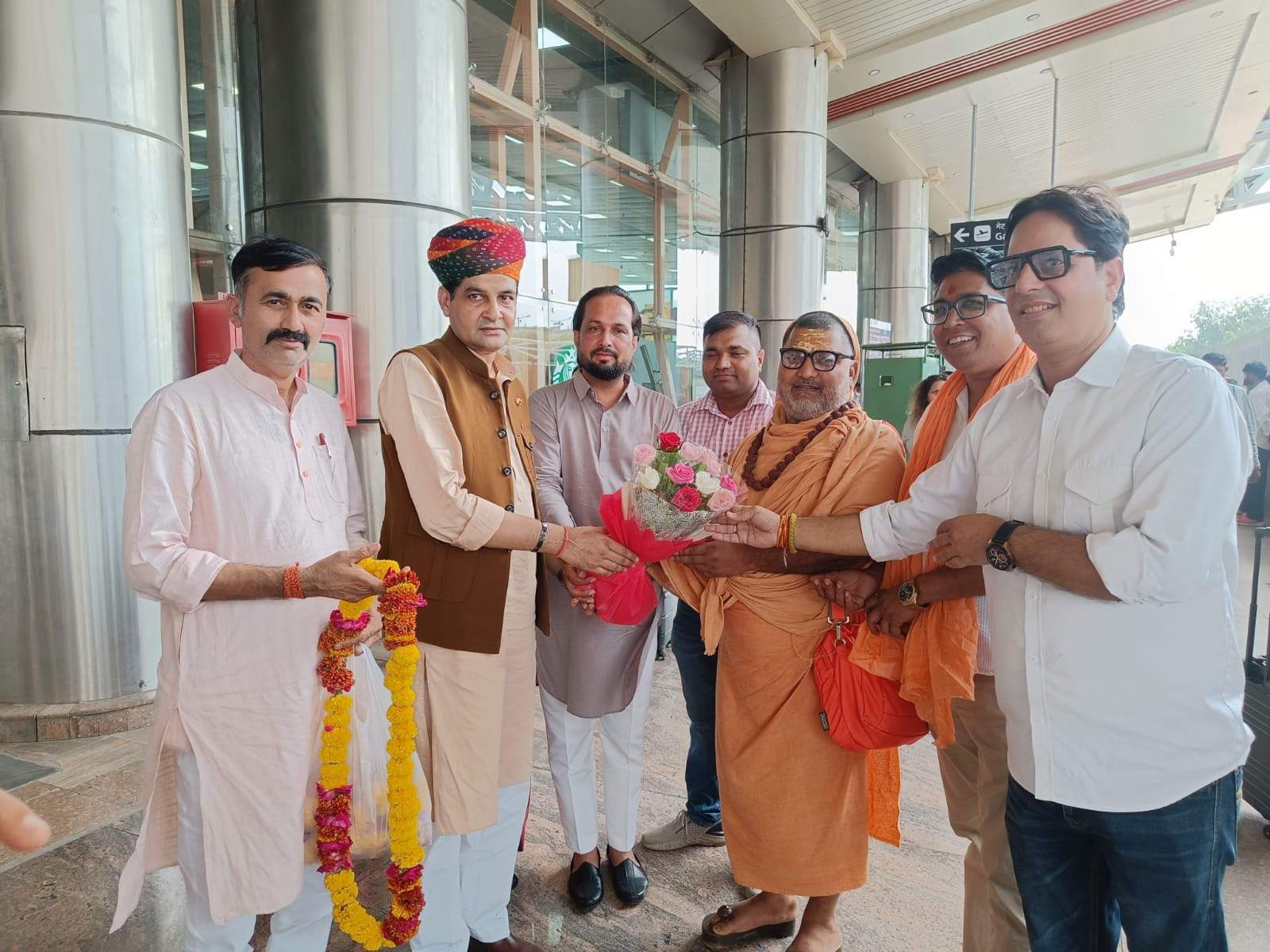 Guruji welcomed with flowers and garlands by devotees on arrival at the airport — हवाई अड्डे पर आगमन पर पुष्प एवं माला से गुरुजी का स्वागत करते श्रद्धालु