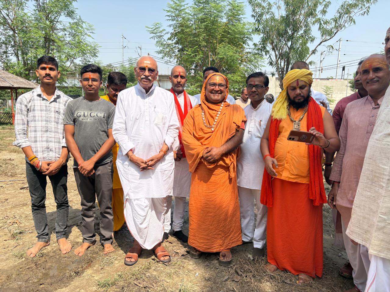 Guruji with sants and sevaks of the sangat at the Ashram grounds — आश्रम भूमि पर संतों एवं संगत के सेवकों के साथ गुरुजी