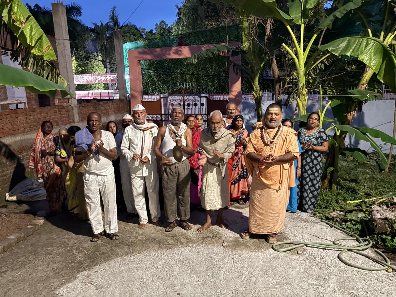 Evening sankirtan with Guruji and devotees at the Ashram gate, Nai Jhunsi — नई झूँसी स्थित आश्रम द्वार पर गुरुजी एवं भक्तों के साथ संध्या संकीर्तन