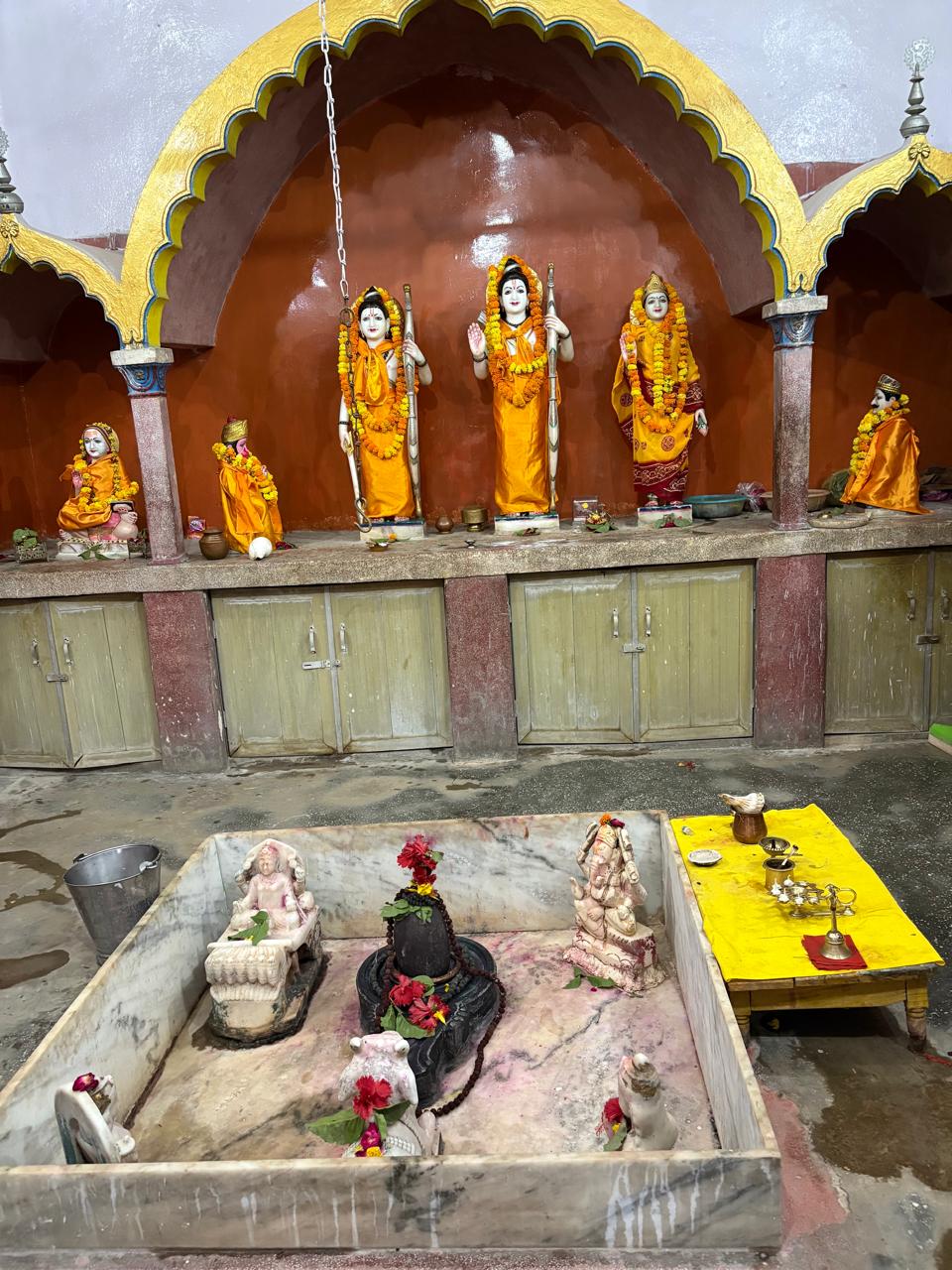 Shivling with Nandi and the Ram Darbar deities in the Ashram temple sanctum — आश्रम मंदिर के गर्भगृह में नंदी सहित शिवलिंग एवं राम दरबार